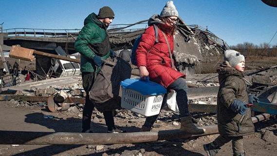 E ora tutti con l’elmetto…comodamente sul divano